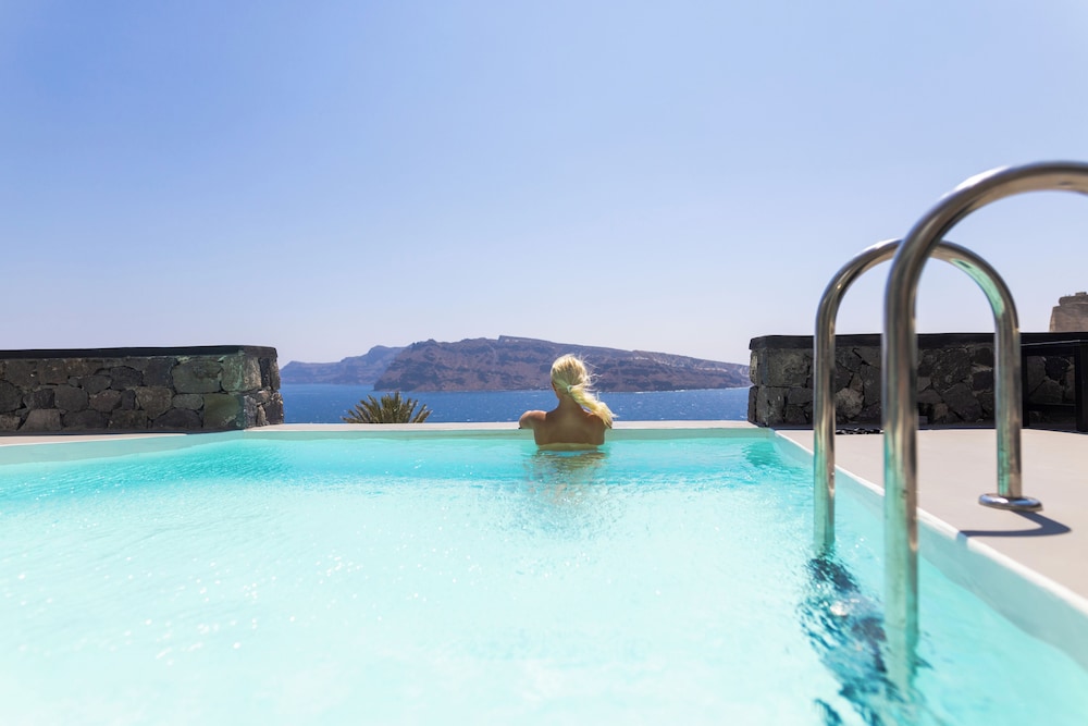 Charisma Suites — Swimming pool in Oia, South Aegean