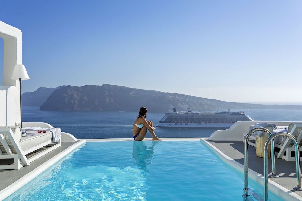 Charisma Suites — Swimming pool in Oia, South Aegean