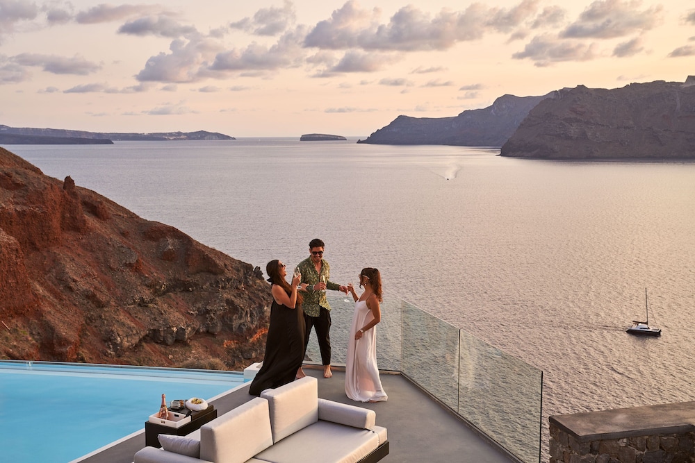 Charisma Suites — Swimming pool in Oia, South Aegean