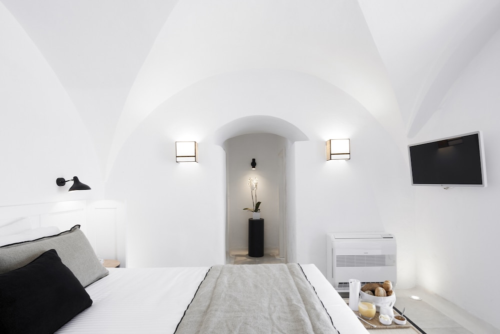 Charisma Suites — Hotel rooms in Oia, South Aegean