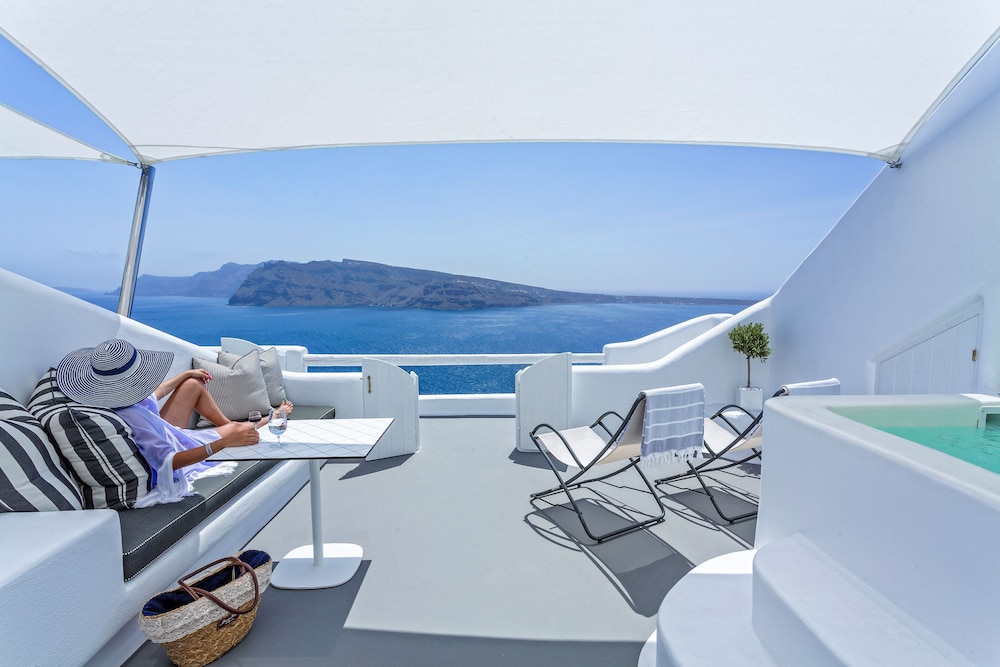 Charisma Suites — Hotel rooms in Oia, South Aegean