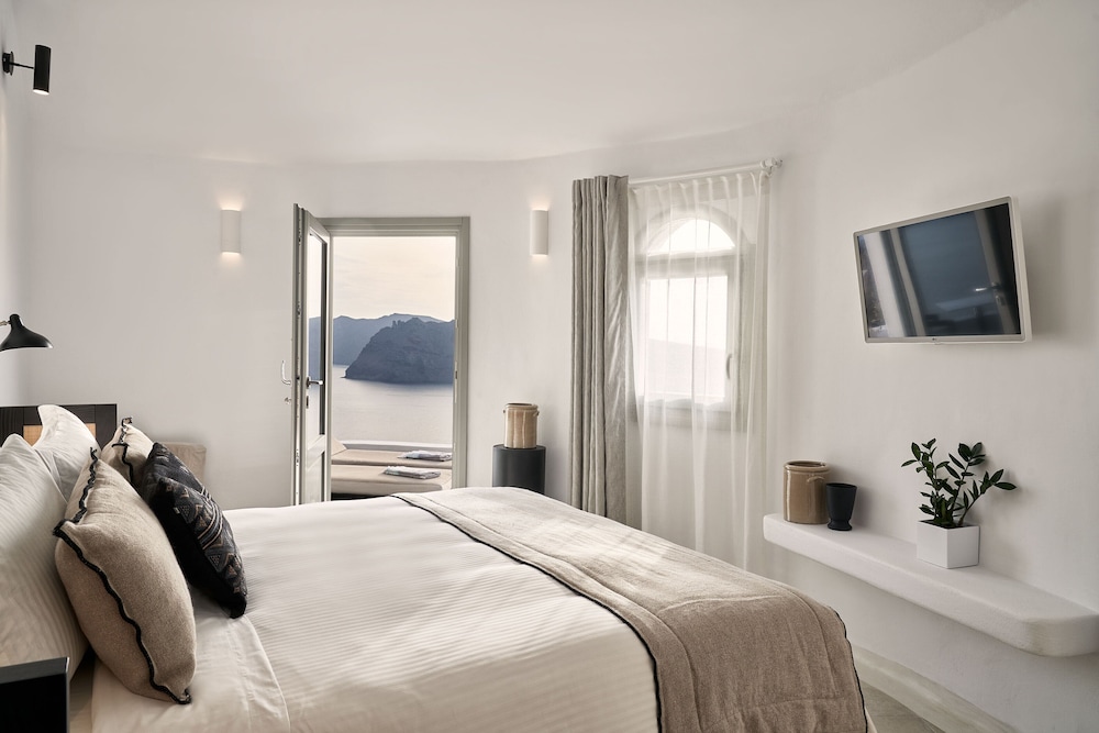 Charisma Suites — Hotel rooms in Oia, South Aegean