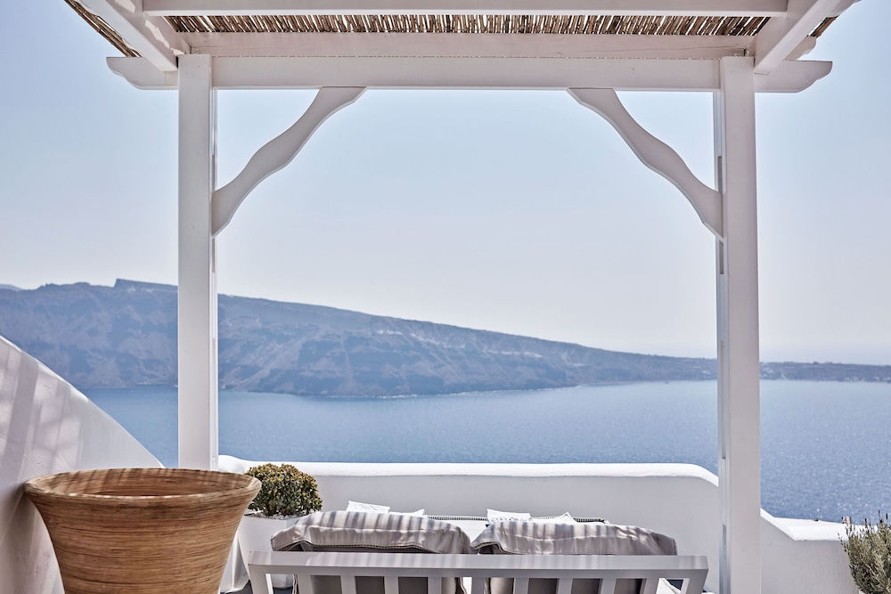 Charisma Suites — Hotel rooms in Oia, South Aegean