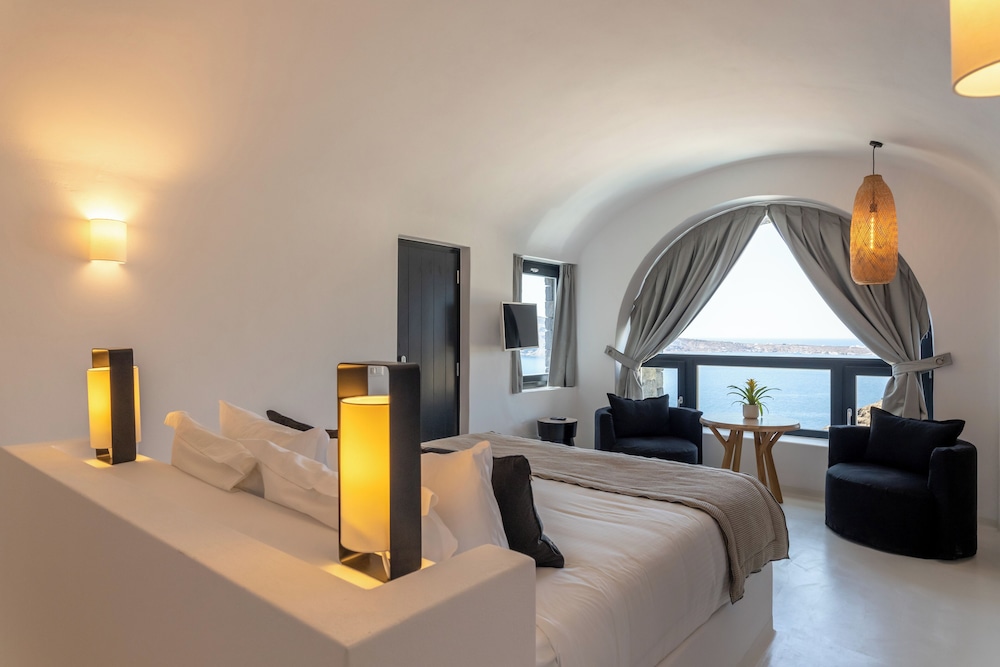 Charisma Suites — Hotel rooms in Oia, South Aegean