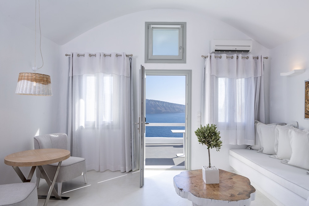 Charisma Suites — Hotel rooms in Oia, South Aegean
