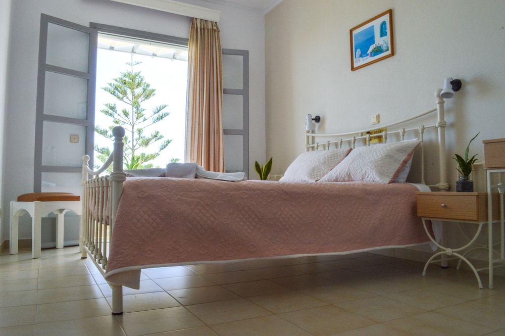 Castro Hotel — Hotel rooms in Kamari, South Aegean