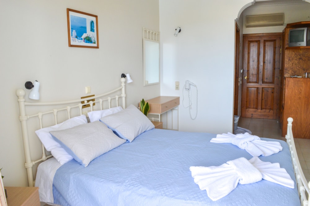 Castro Hotel — Hotel rooms in Kamari, South Aegean