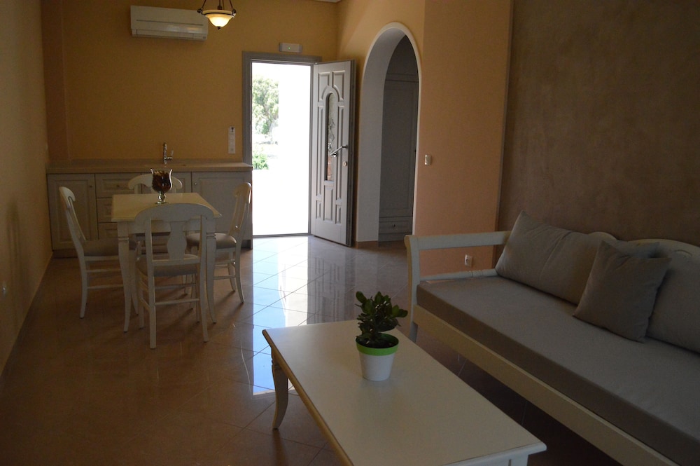 Castro Hotel — Hotel rooms in Kamari, South Aegean