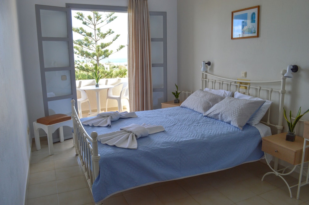 Castro Hotel — Hotel rooms in Kamari, South Aegean