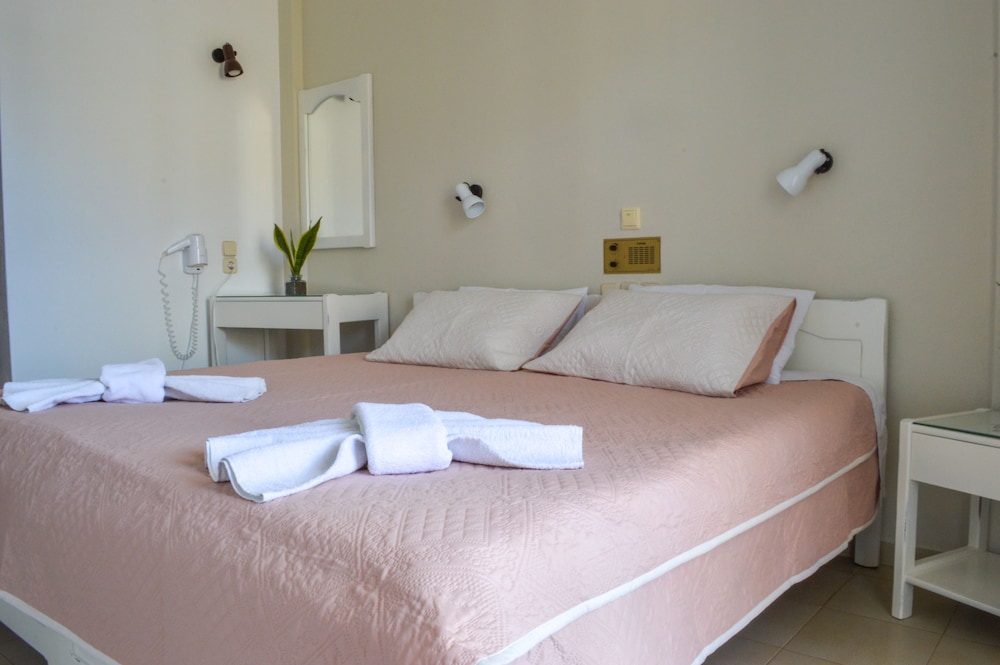 Castro Hotel — Hotel rooms in Kamari, South Aegean