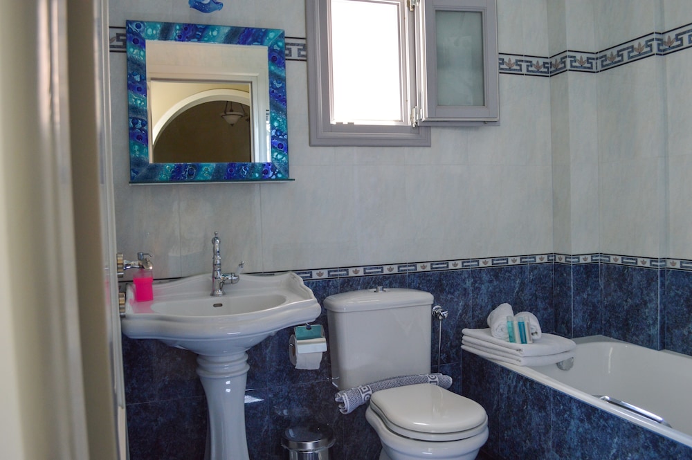 Castro Hotel — Hotel rooms in Kamari, South Aegean