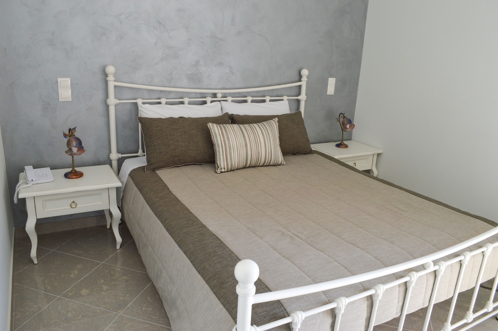 Castro Hotel — Hotel rooms in Kamari, South Aegean