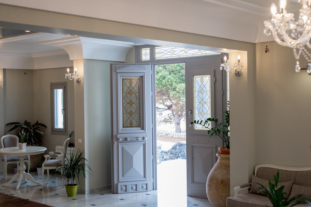 Castro Hotel — Hotel building in Kamari, South Aegean