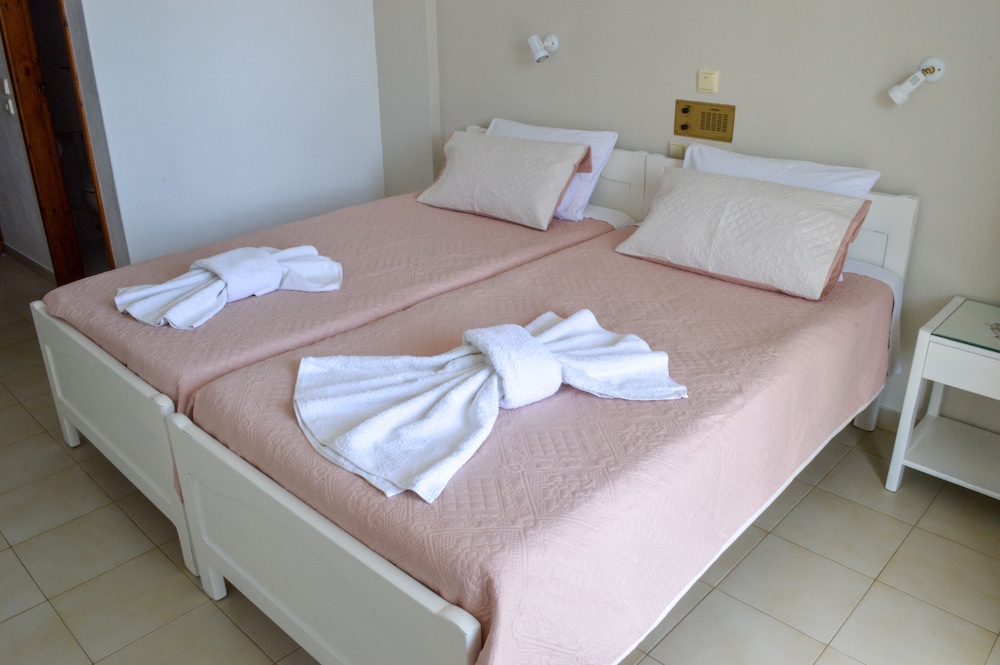 Castro Hotel — Hotel rooms in Kamari, South Aegean