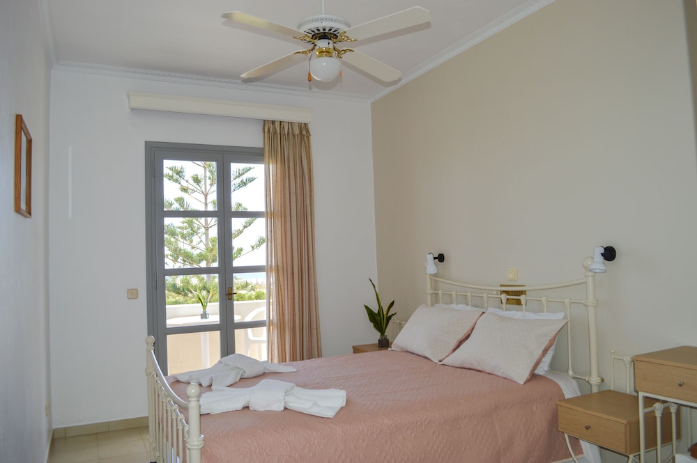 Castro Hotel — Hotel rooms in Kamari, South Aegean