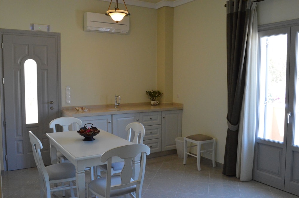 Castro Hotel — Hotel rooms in Kamari, South Aegean