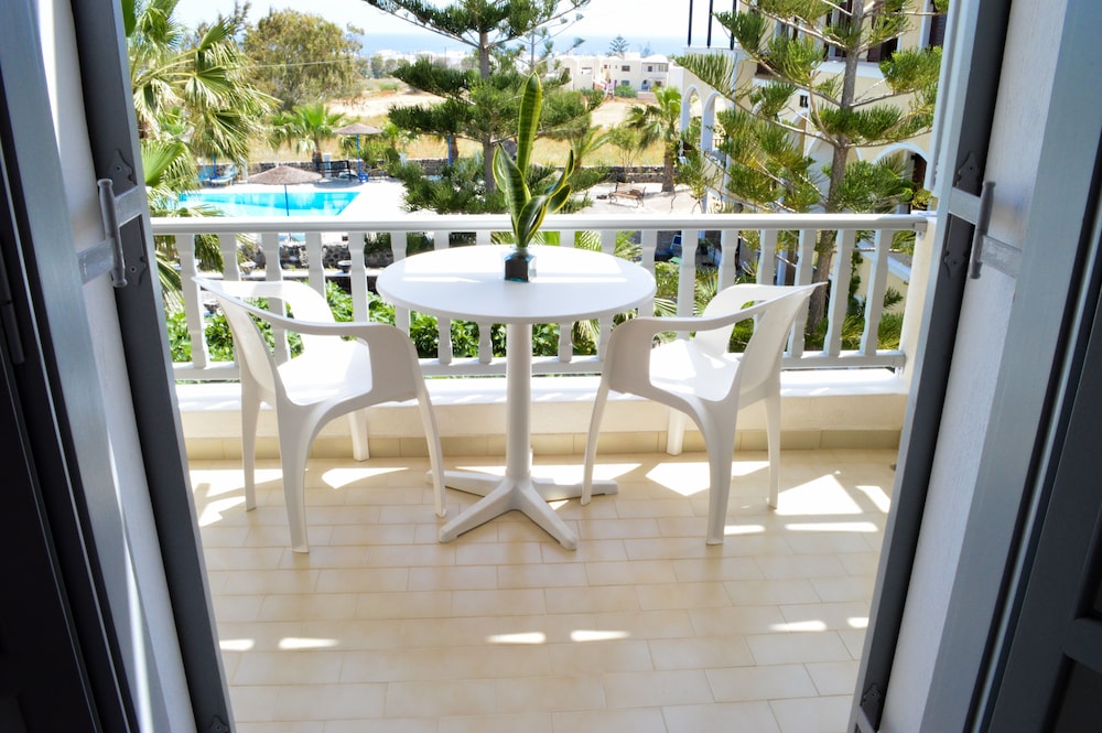 Castro Hotel — Hotel rooms in Kamari, South Aegean