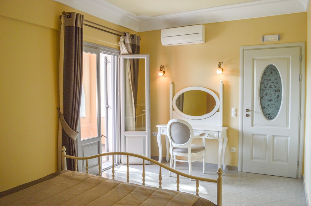 Castro Hotel — Hotel rooms in Kamari, South Aegean