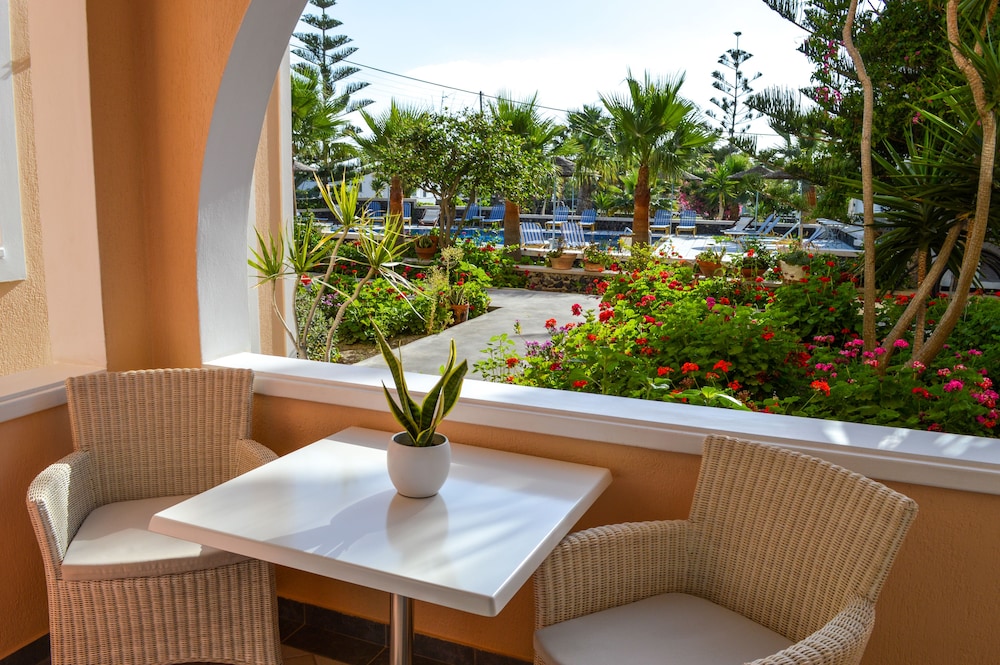 Castro Hotel — Swimming pool in Kamari, South Aegean