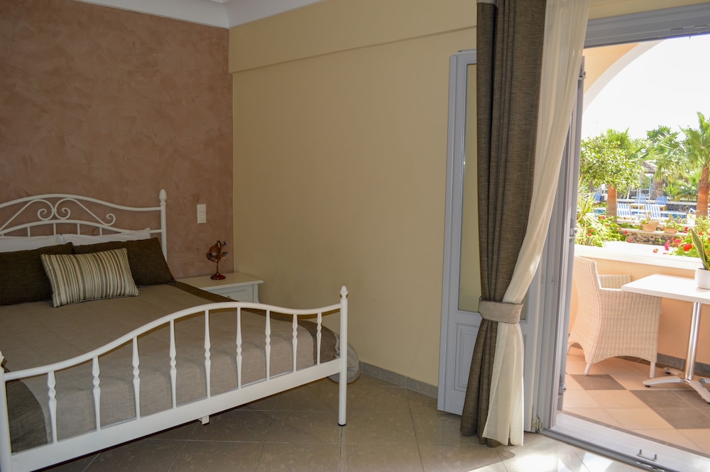 Castro Hotel — Hotel rooms in Kamari, South Aegean