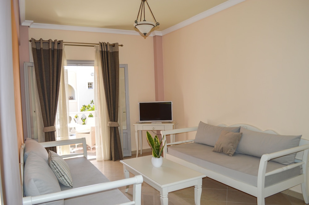 Castro Hotel — Hotel rooms in Kamari, South Aegean