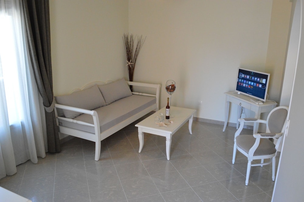 Castro Hotel — Hotel rooms in Kamari, South Aegean