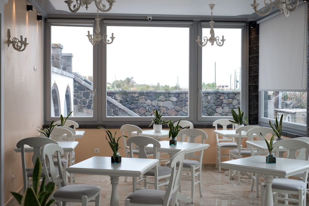 Castro Hotel — Restaurant & bars in Kamari, South Aegean