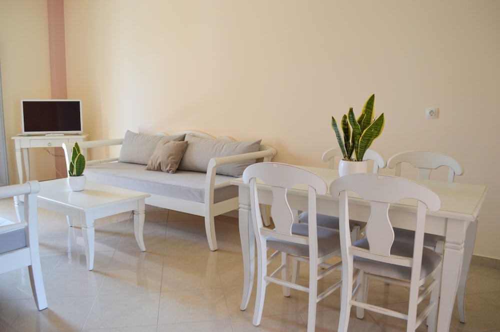 Castro Hotel — Hotel rooms in Kamari, South Aegean