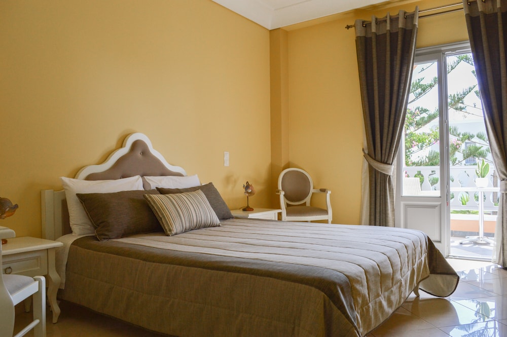 Castro Hotel — Hotel rooms in Kamari, South Aegean