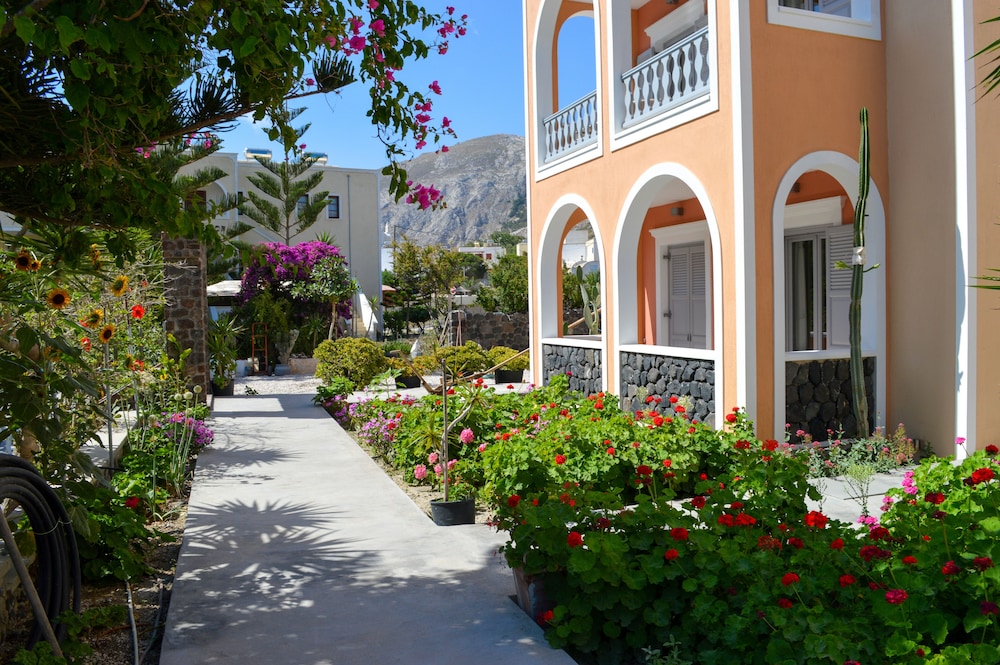 Castro Hotel — Hotel building in Kamari, South Aegean