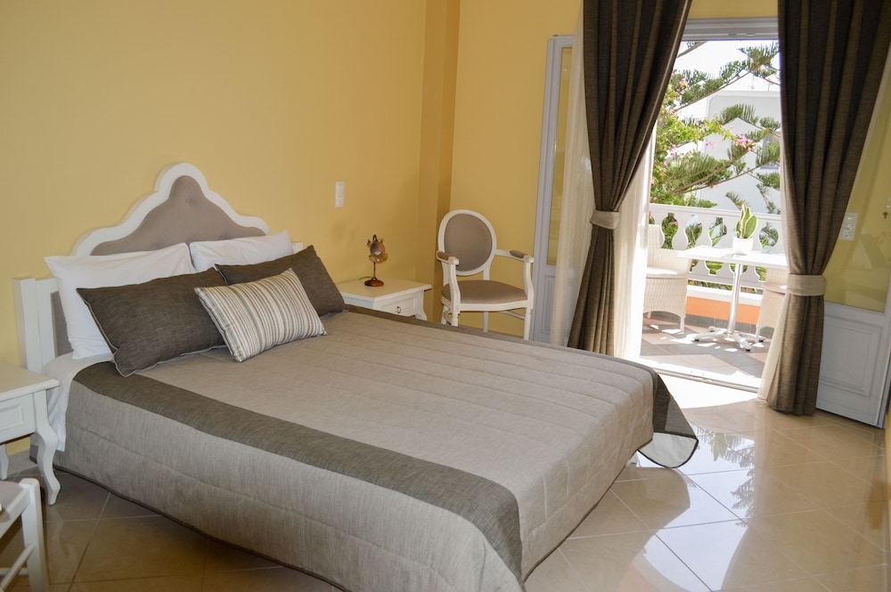 Castro Hotel — Hotel rooms in Kamari, South Aegean