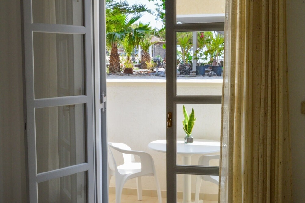 Castro Hotel — Hotel rooms in Kamari, South Aegean