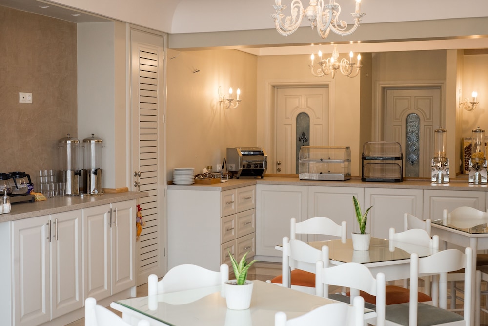 Castro Hotel — Restaurant & bars in Kamari, South Aegean