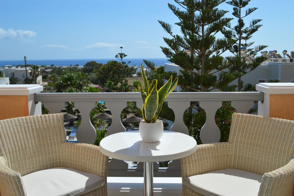 Castro Hotel — Hotel rooms in Kamari, South Aegean