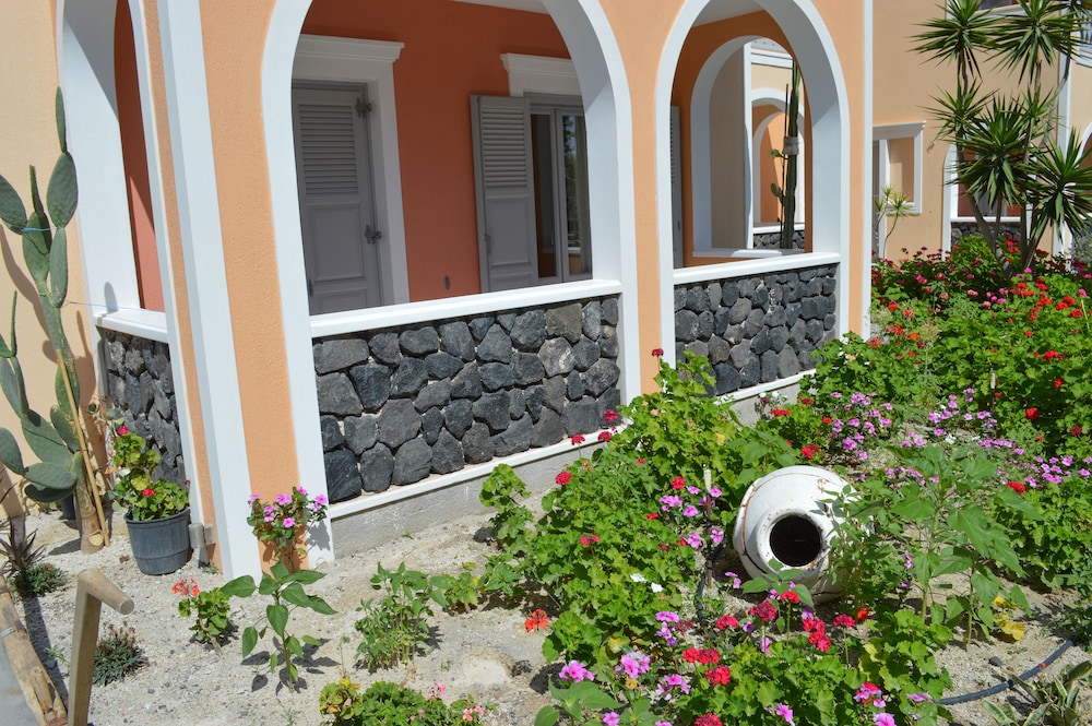 Castro Hotel — Hotel building in Kamari, South Aegean