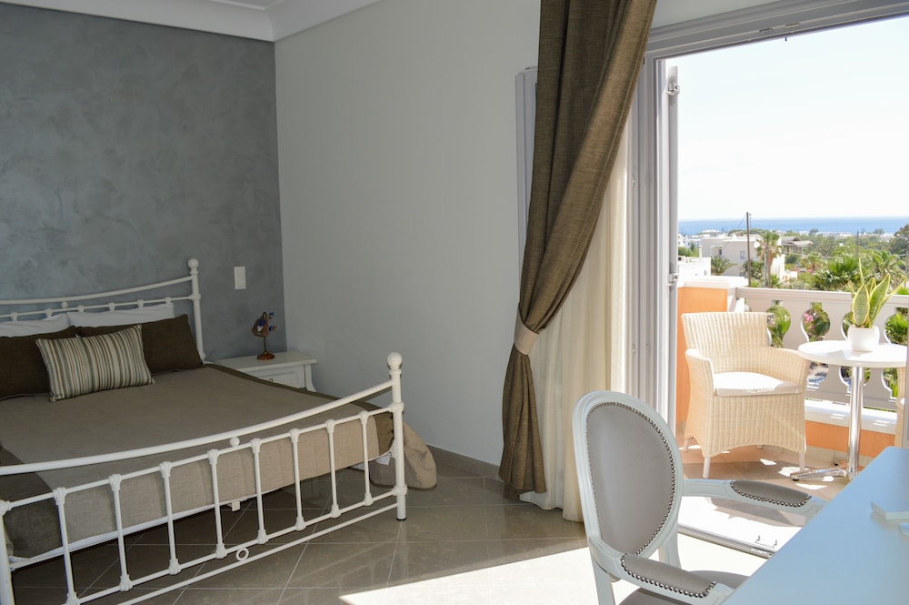 Castro Hotel — Hotel rooms in Kamari, South Aegean