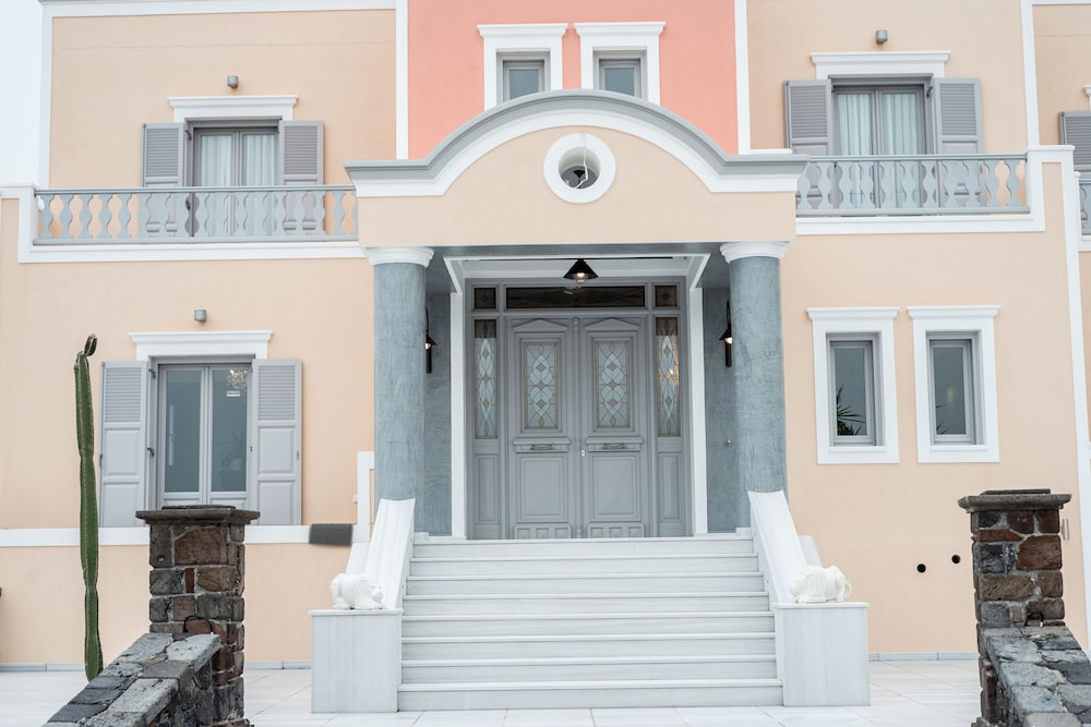 Castro Hotel — Hotel building in Kamari, South Aegean