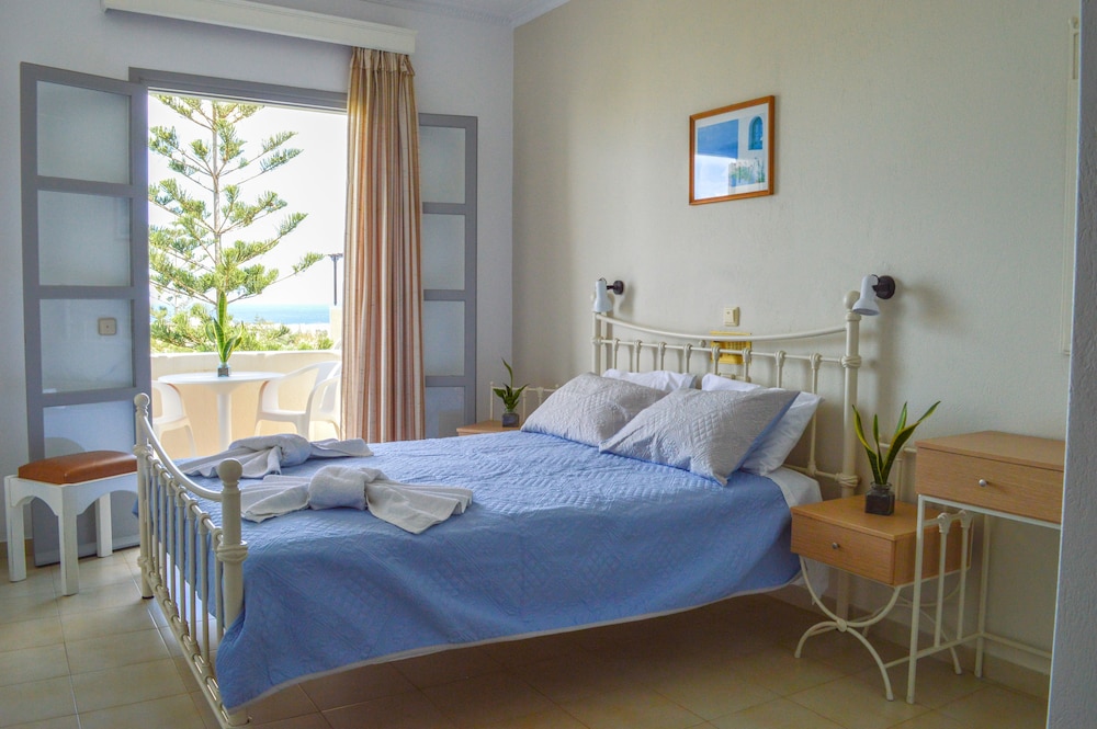 Castro Hotel — Hotel rooms in Kamari, South Aegean