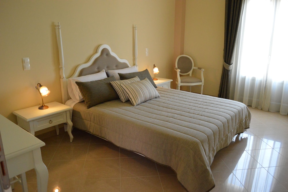 Castro Hotel — Hotel rooms in Kamari, South Aegean