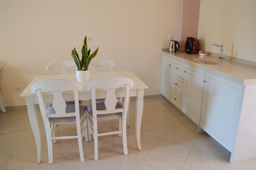 Castro Hotel — Hotel rooms in Kamari, South Aegean