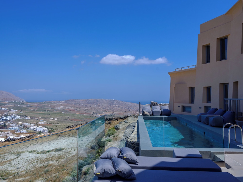 Kalestesia Suites — Swimming pool in Akrotiri, South Aegean