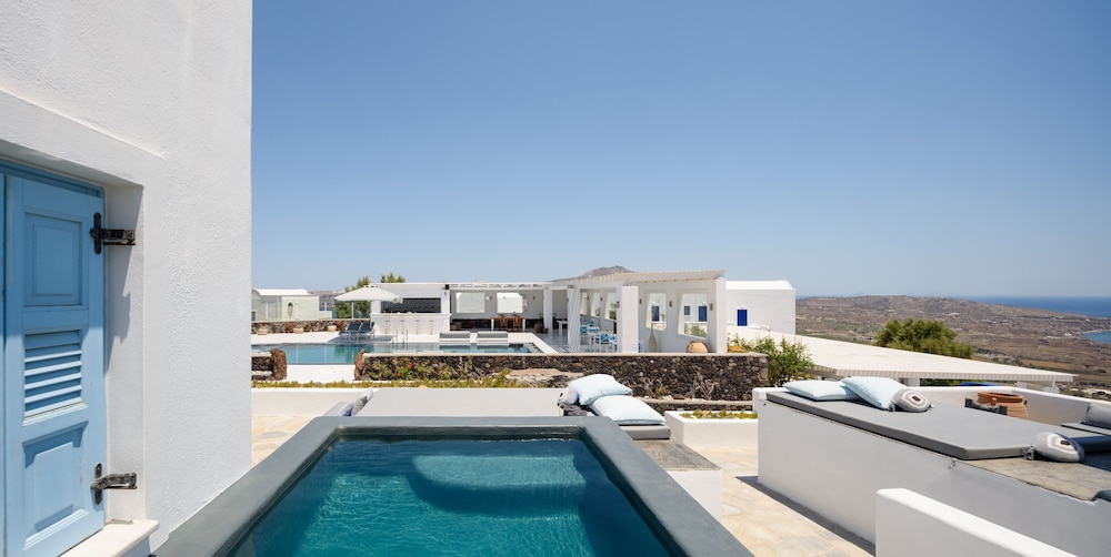 Kalestesia Suites — Swimming pool in Akrotiri, South Aegean