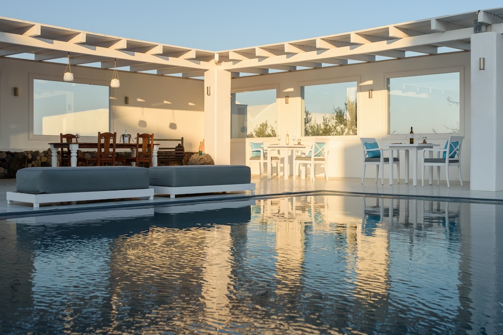 Kalestesia Suites — Swimming pool in Akrotiri, South Aegean
