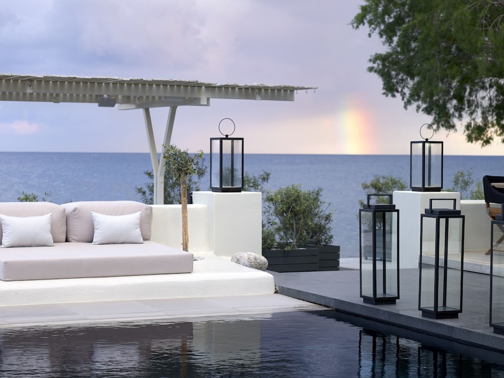 Bellonias Villas — Swimming pool in Kamari, South Aegean
