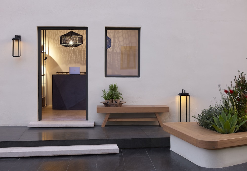 Bellonias Villas — Hotel building in Kamari, South Aegean