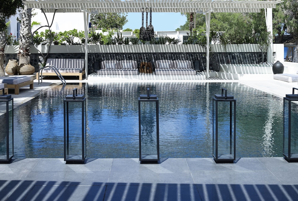 Bellonias Villas — Swimming pool in Kamari, South Aegean