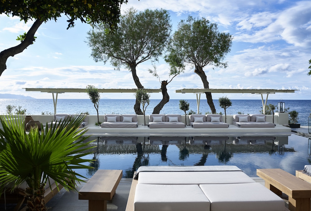 Bellonias Villas — Swimming pool in Kamari, South Aegean