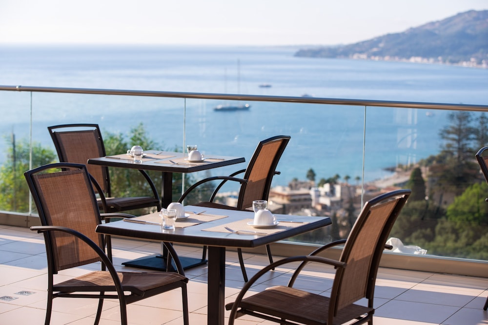 Avalon Palace Hotel by GHH — Restaurant & bars in Zante Town, Ionian Islands