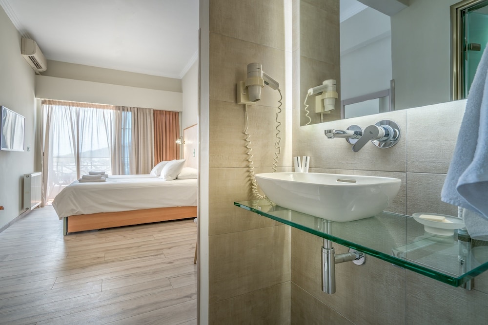 Phoenix Hotel — Hotel rooms in Zante Town, Ionian Islands
