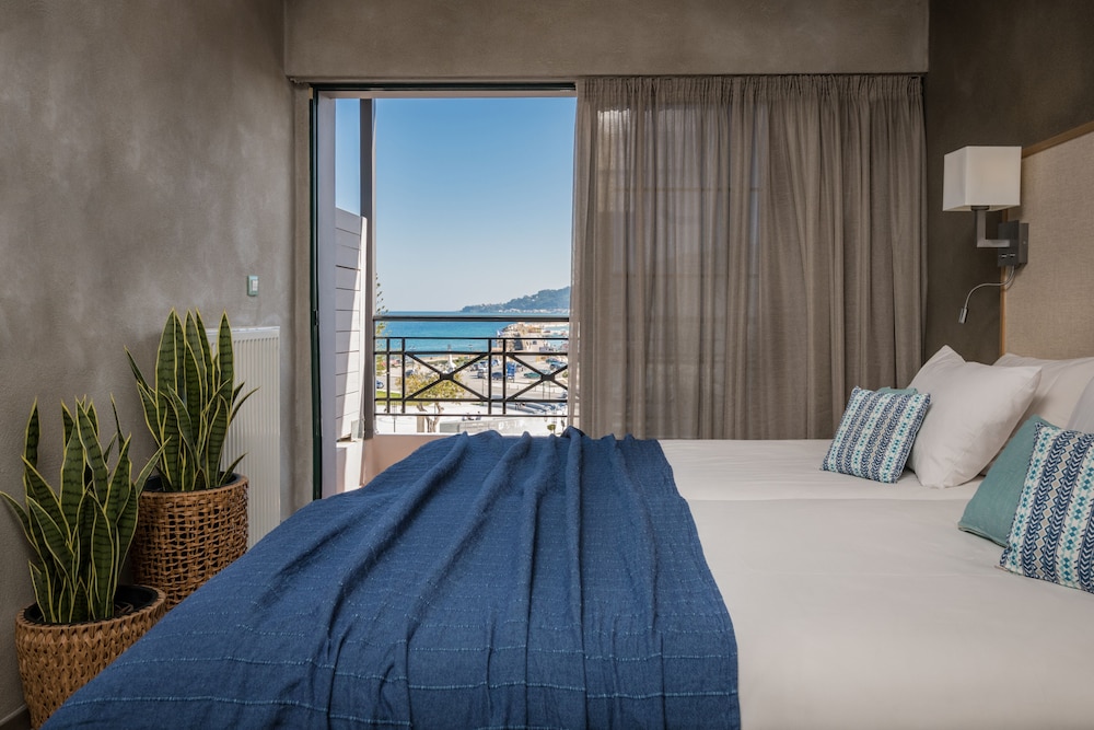 Phoenix Hotel — Hotel rooms in Zante Town, Ionian Islands